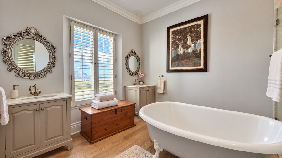 5 Bedroom Property for Sale in Sir Lowrys Pass Village Western Cape